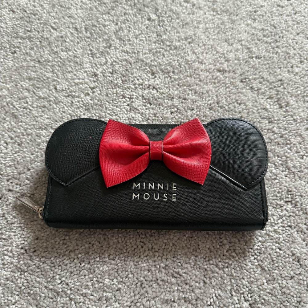 Loungefly Minnie Mouse wallet with zipper
